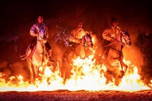 Trois cavaliers qui passent à travers les flammes