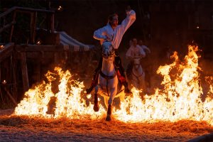 Cavalier et son cheval passent à travers les flammes